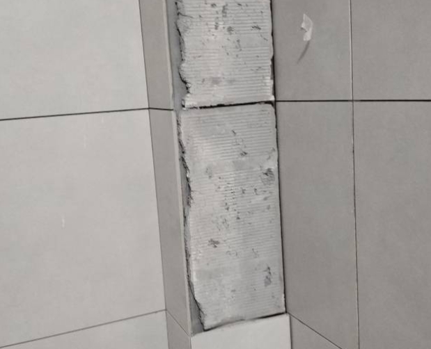 南谯瓷砖空鼓维修公司分享下瓷砖施工前基层浇水润湿程度不足，可能导致以下问题